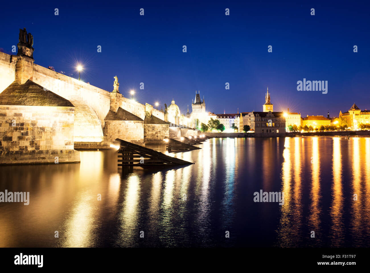 Nachtansicht der bunten Altstadt und Karlsbrücke mit Moldau, Prag, Tschechische Republik Stockfoto