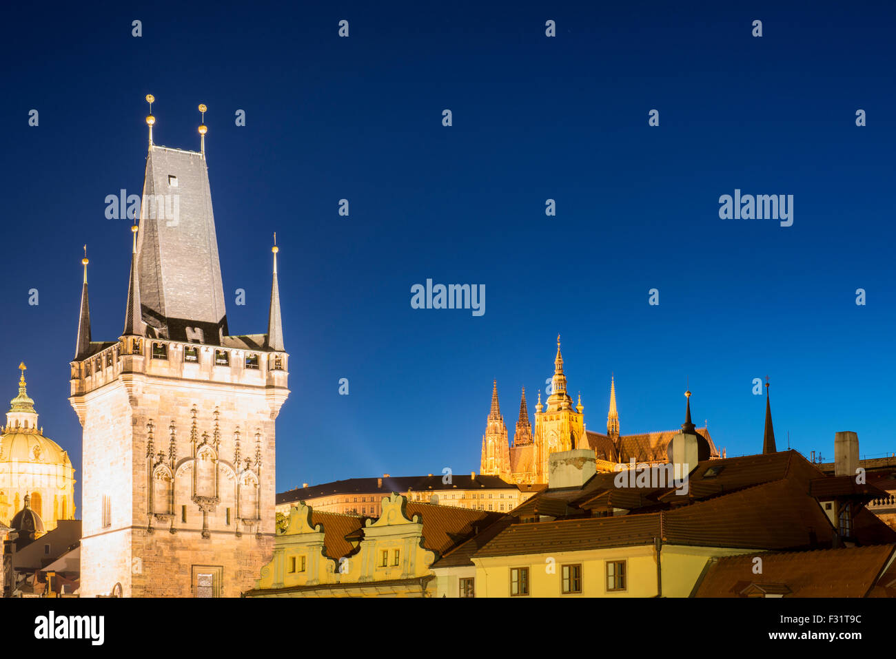 Die Nacht Blick auf Prag Kleinseite mit St.-Nikolaus Kathedrale, Brückenturm und gotische Burg, Tschechische Republik Stockfoto