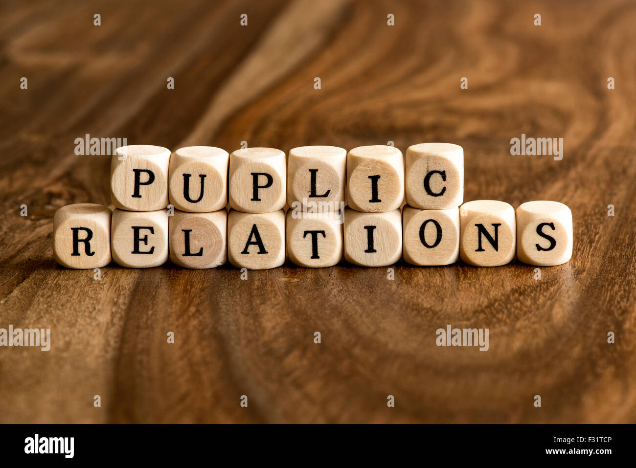 PUBLIC RELATIONS-Word-Hintergrund auf Holzblöcke Stockfoto