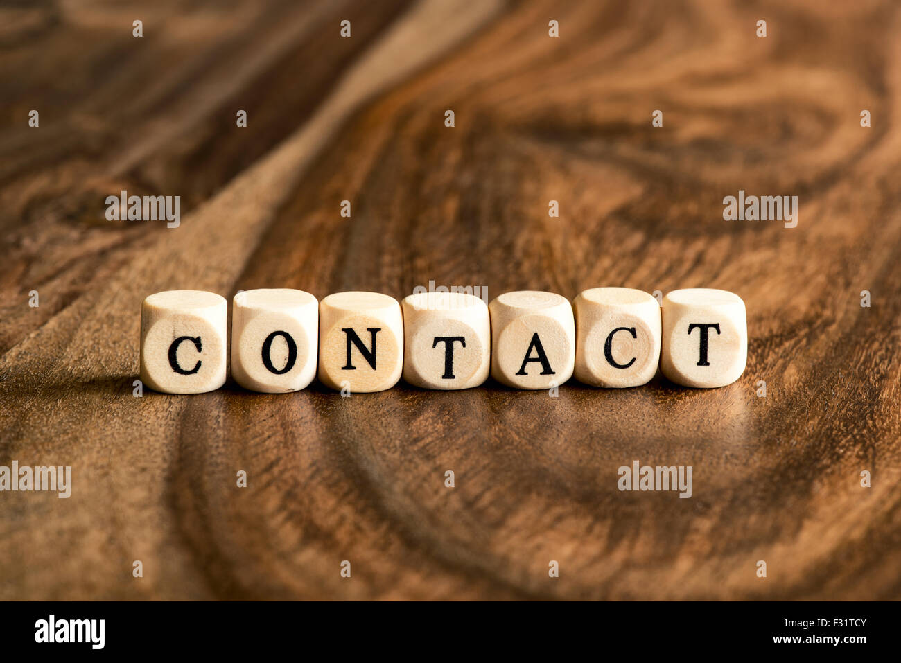 Kontaktieren SIE Word-Hintergrund auf Holzblöcke Stockfoto