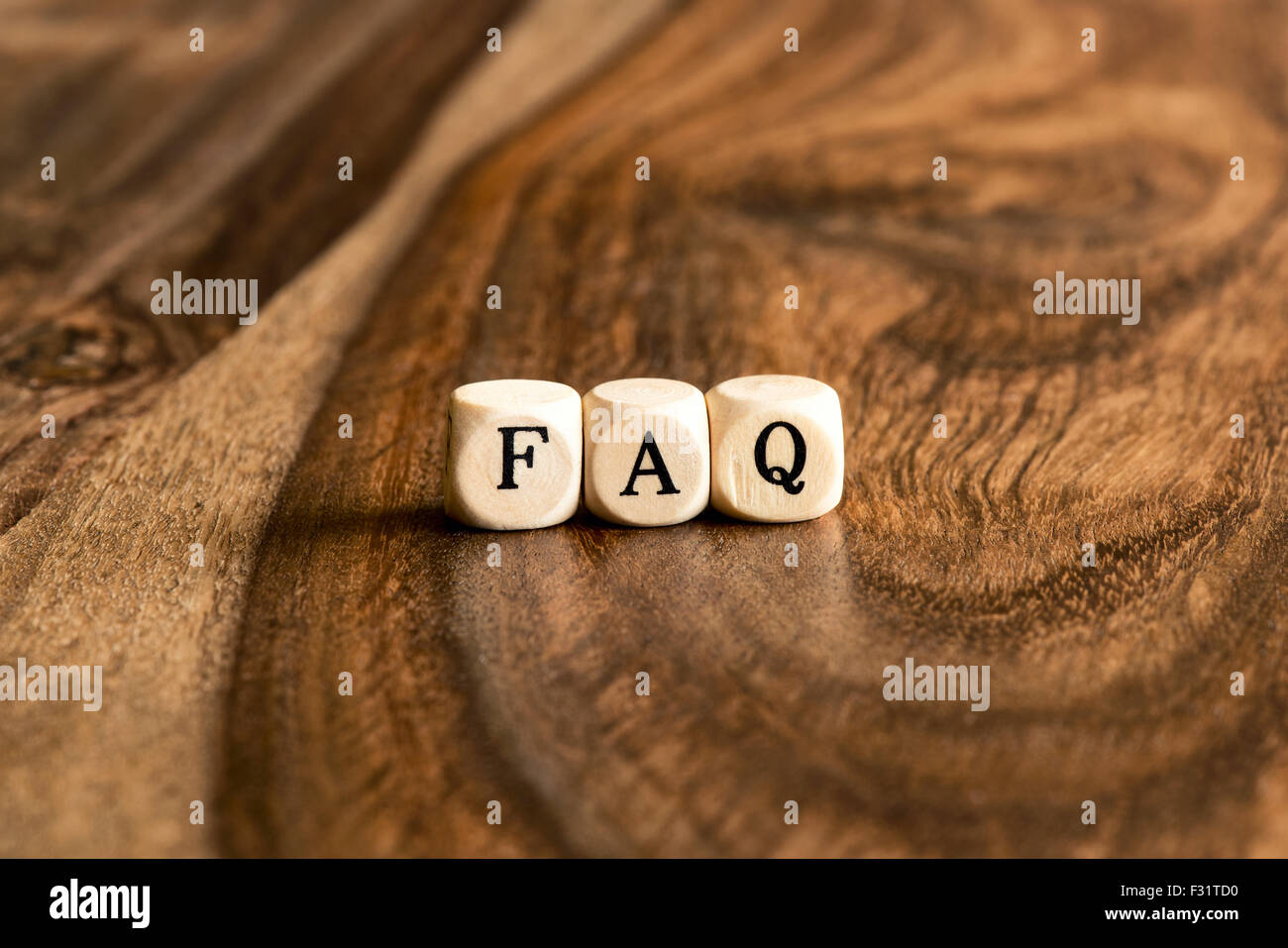 FAQ-Word-Hintergrund auf Holzblöcke Stockfoto