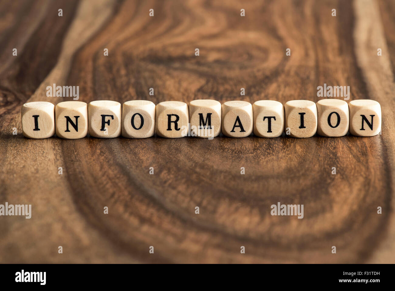 Informationen-Word-Hintergrund auf Holzblöcke Stockfoto