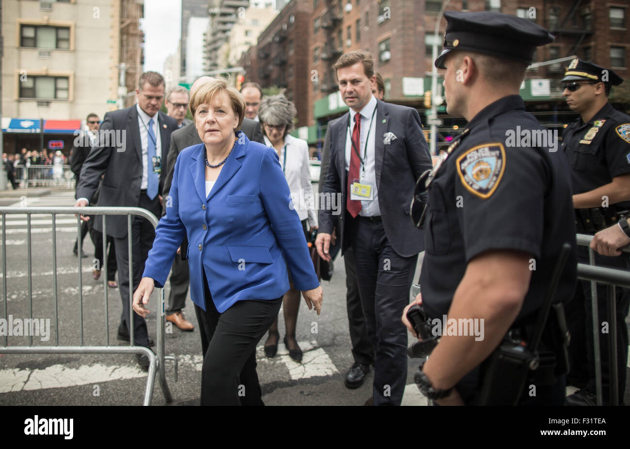 Bundeskanzlerin Angela Merkel (CDU, C, vorne) und Regierungssprecher Steffen Seibert zu Fuß auf dem Weg zur UNO Hauptquartier in New York, USA, 27. September 2015. Merkel nimmt Teil an dem UN-Gipfel zum Thema Nachhaltigkeit. Foto: Michael Kappeler/dpa Stockfoto