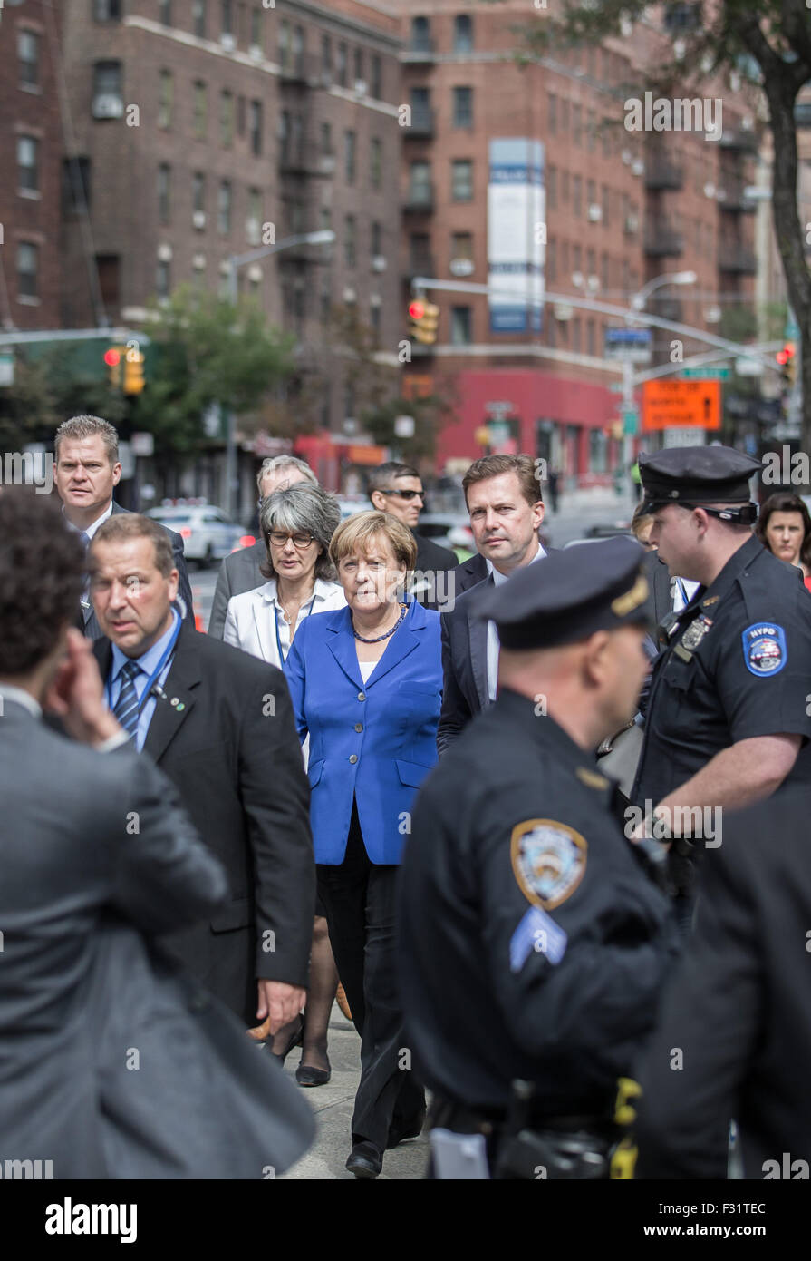 Bundeskanzlerin Angela Merkel (CDU, C) und Regierungssprecher Steffen Seibert (R) zu Fuß auf dem Weg zu den Vereinten Nationen Hauptsitz in New York, USA, 27. September 2015. Merkel nimmt Teil an dem UN-Gipfel zum Thema Nachhaltigkeit. Foto: Michael Kappeler/dpa Stockfoto