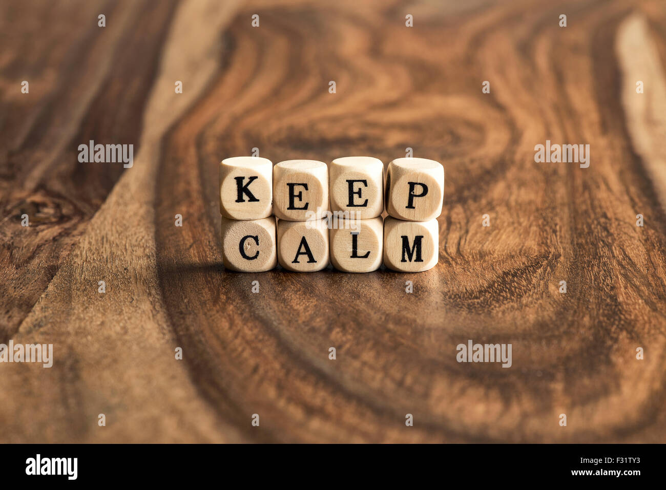 KEEP CALM Word-Hintergrund auf Holzblöcke Stockfoto