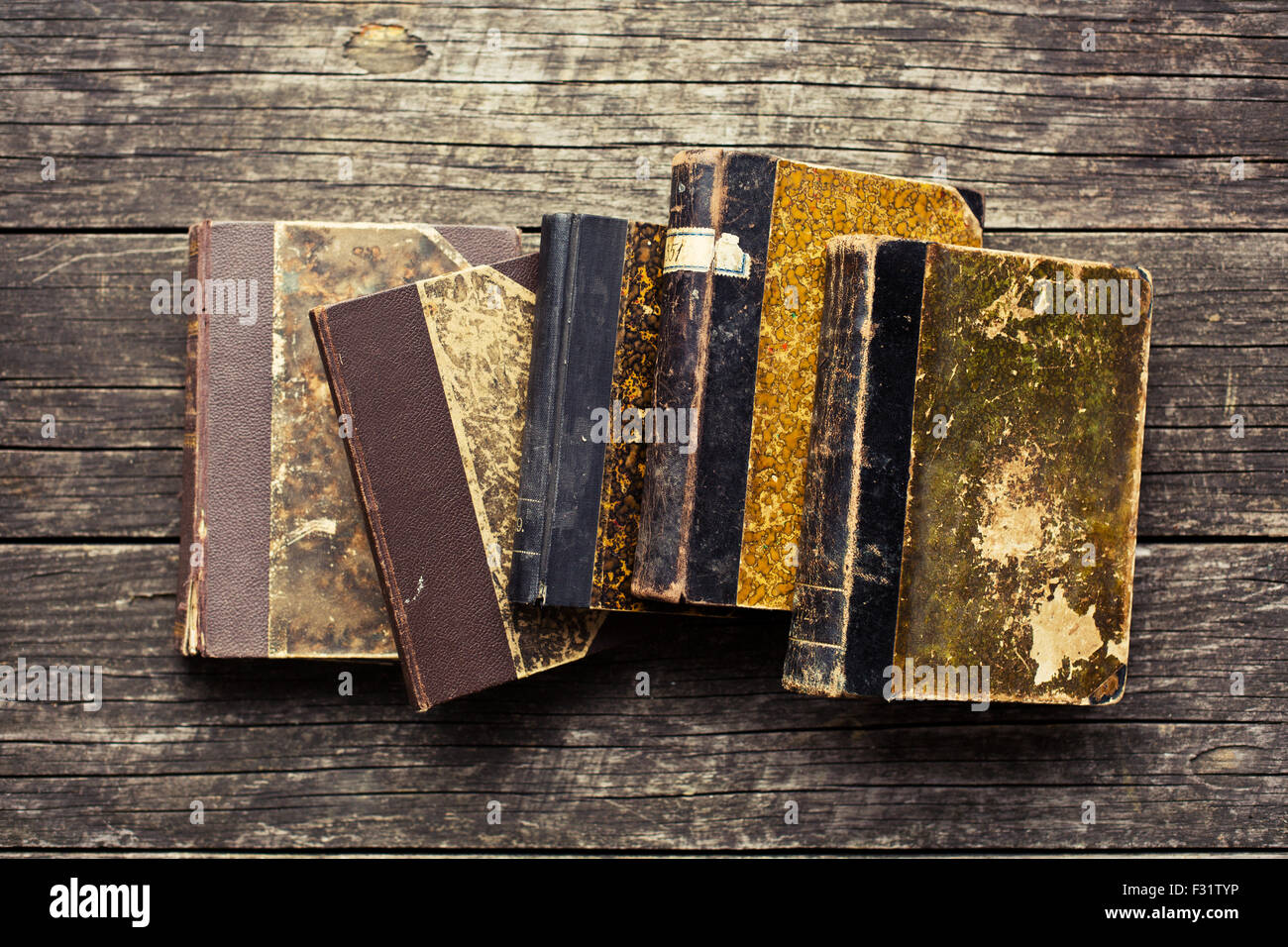 alte Bücher auf alten hölzernen Hintergrund Stockfoto