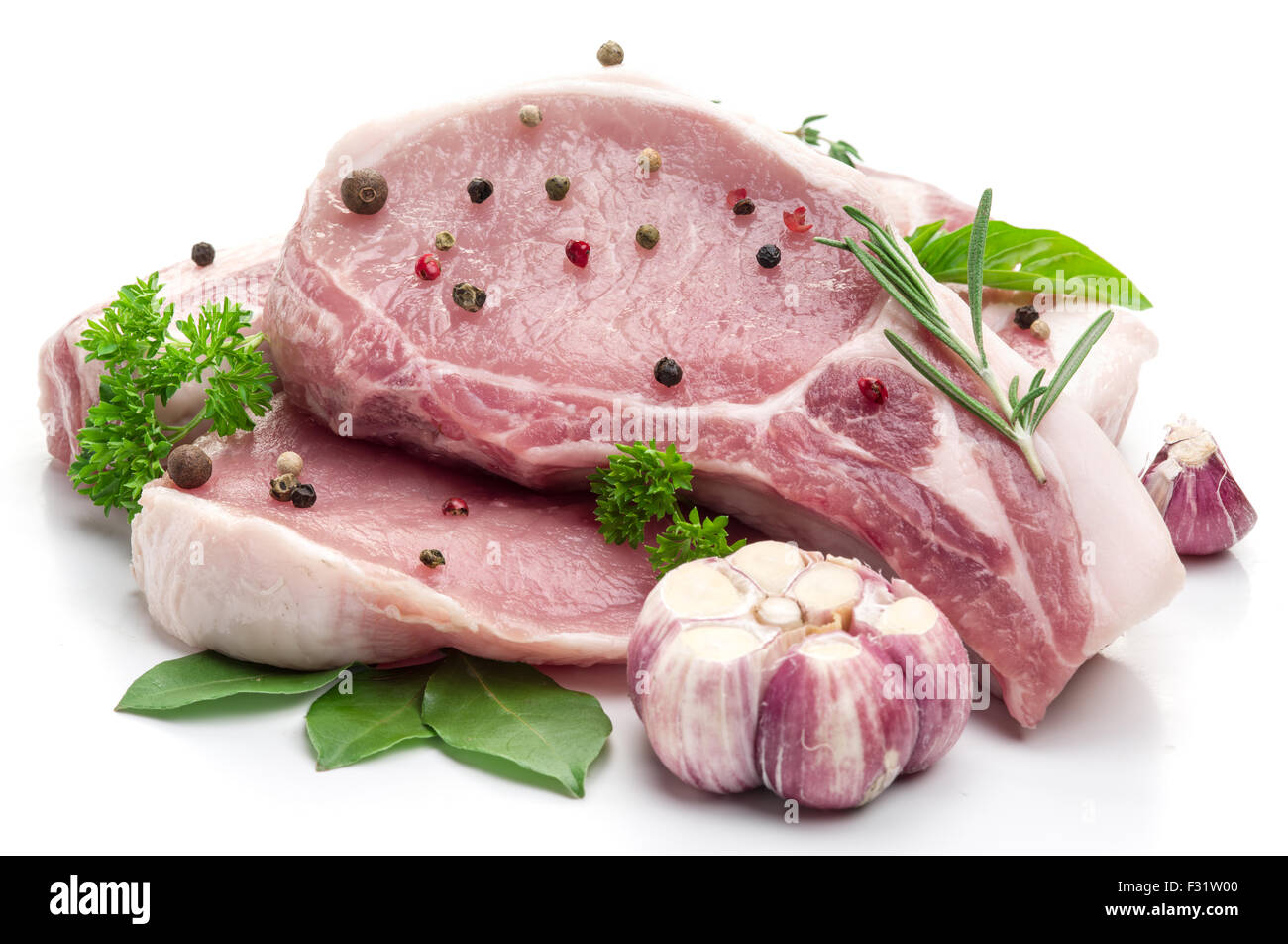 Rohes Schweinefleisch Fleisch Steaks mit Gewürzen auf dem weißen Hintergrund. Stockfoto