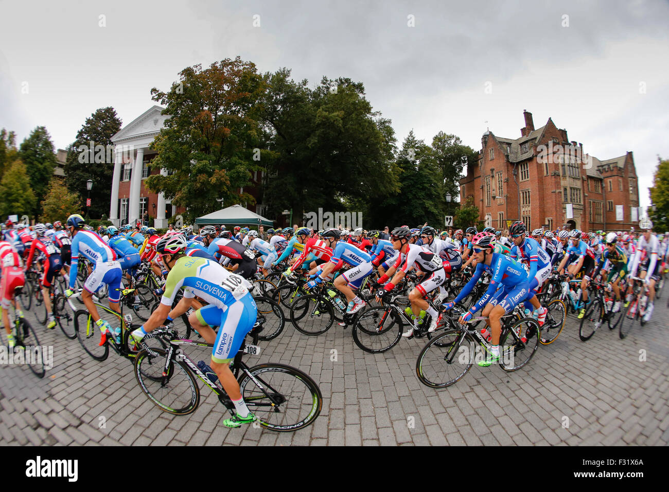 Richmond, Virginia, 27. SEPT. 2015. Während der Uci Weltmeisterschaften Männer Elite Rennen, das Peloton Fahrten Vergangenheit der Backstein Zweig Museum für Architektur und Design am Monument Avenue. Credit: ironstring/alamy leben Nachrichten Stockfoto