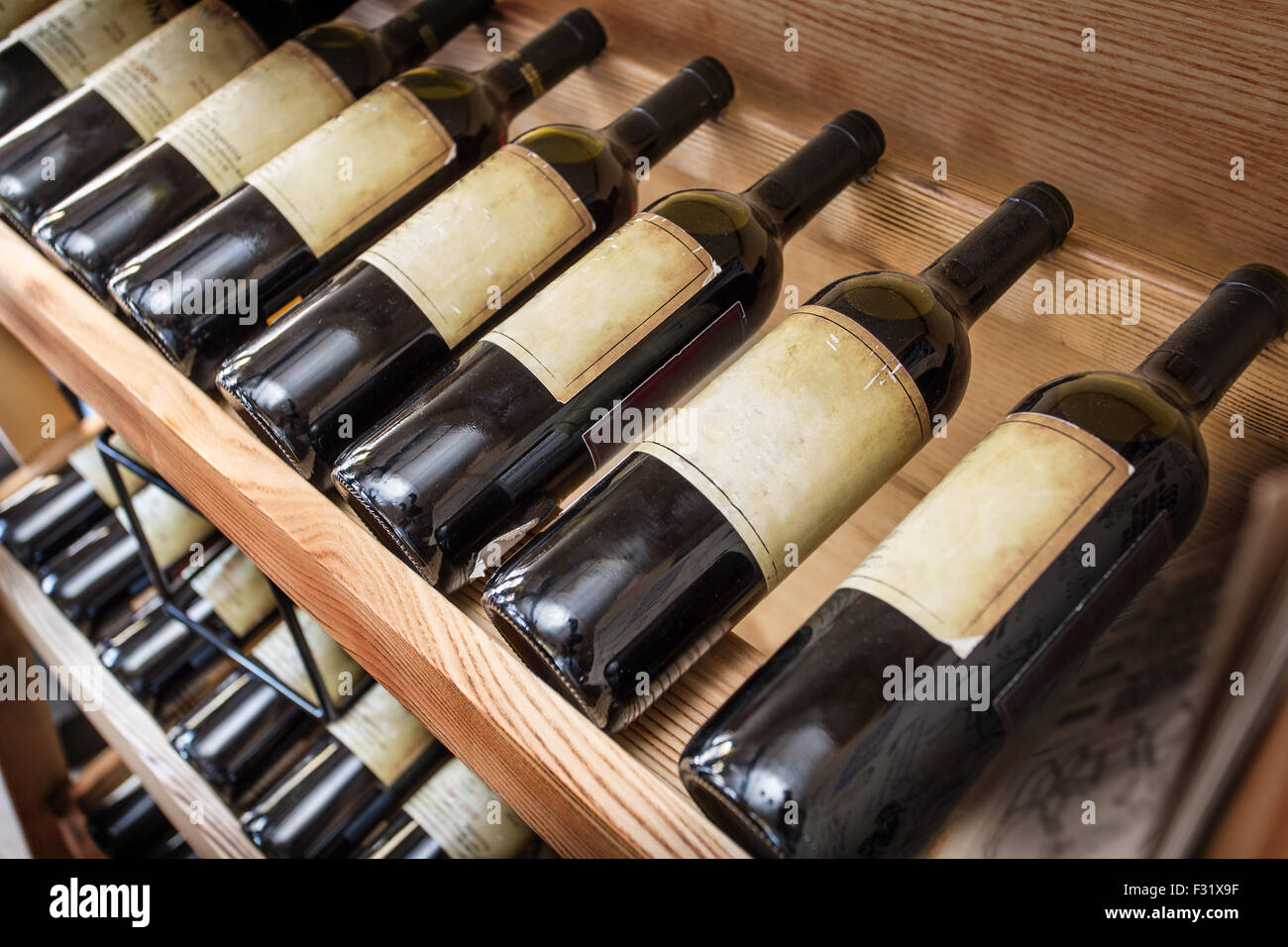 Alte Weinflaschen auf dem Weinregal. Stockfoto