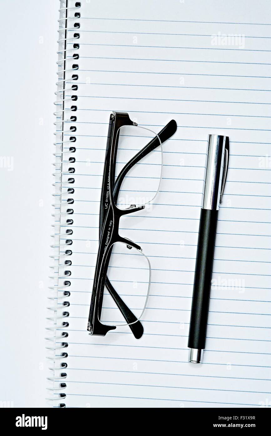 Spiralbindung Notebook Ingenieure Pen Brille Stockfoto