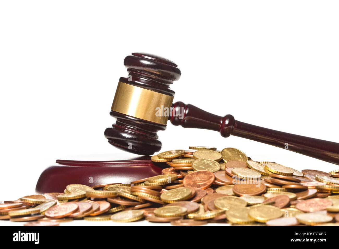 Richter-Hammer und Euro-Münze auf weißem Hintergrund Stockfoto