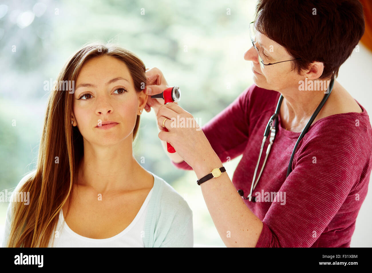 Arzt untersuchen Patienten Ohren Stockfoto