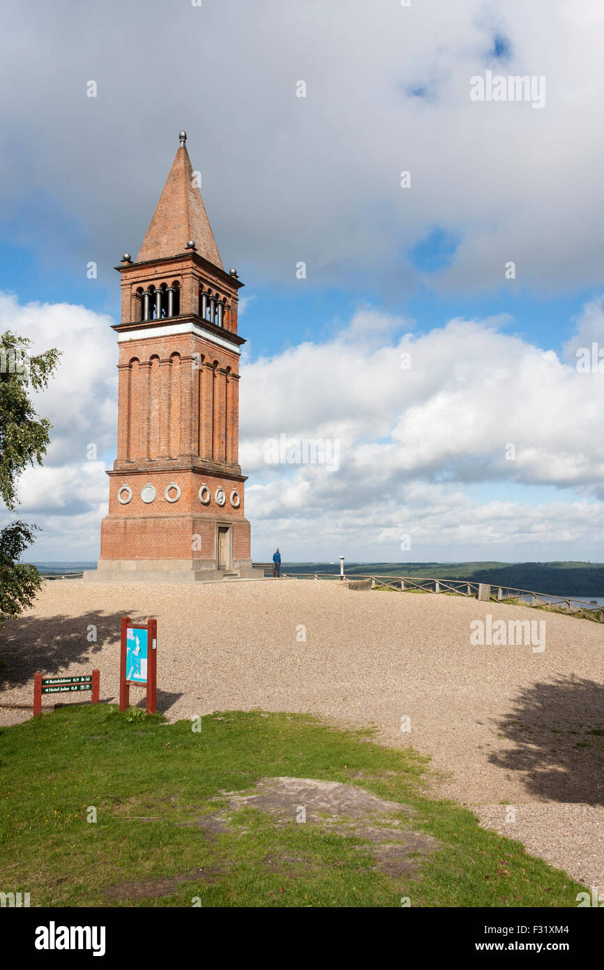 Die roten Backsteinturm, errichtet im Jahre 1875, auf der Spitze des Hügels von Himmelbjerget, steht bei 147 m (482 ft) Stockfoto