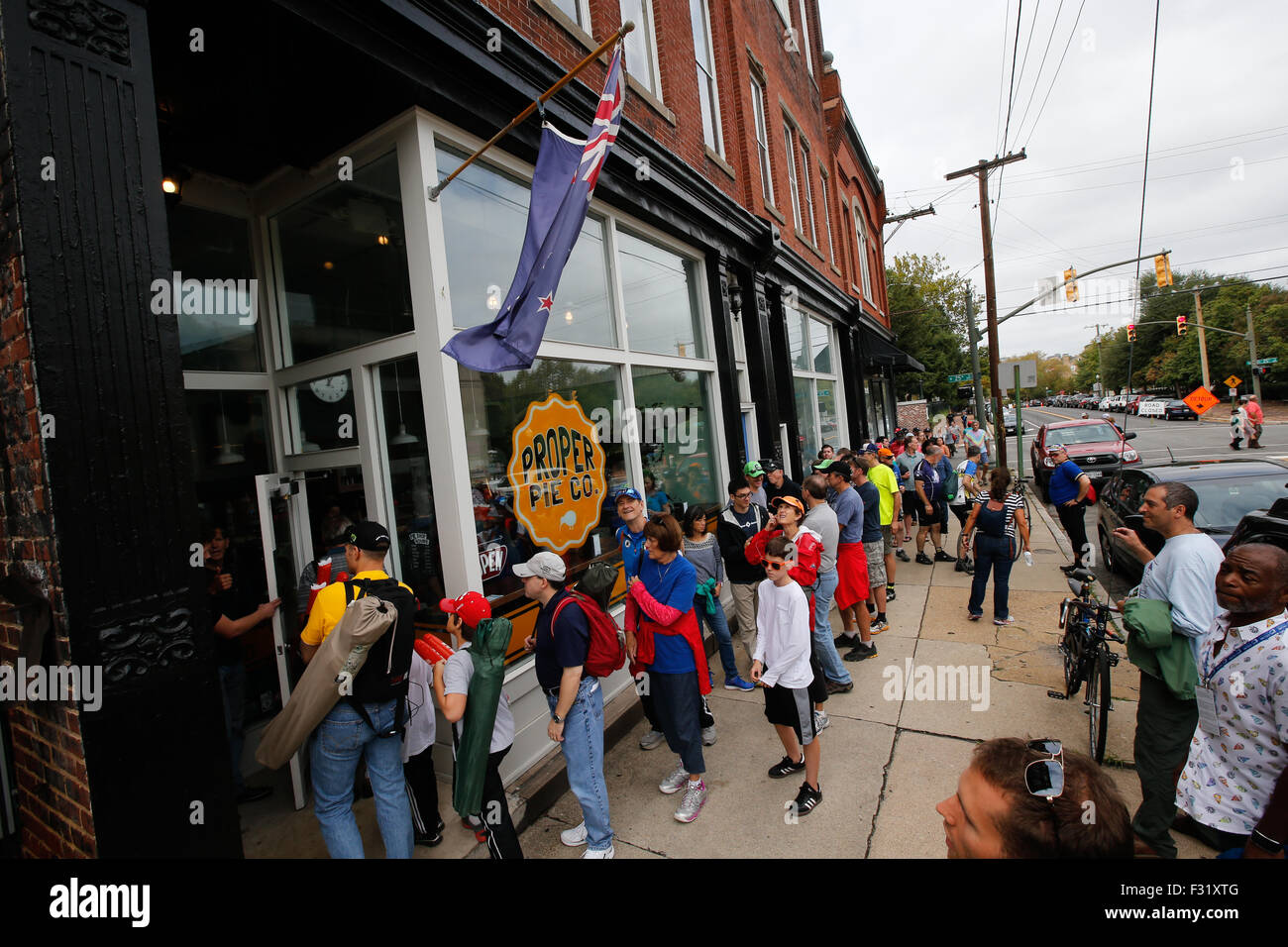 RICHMOND, VIRGINIA, 27. Sept. 2015. Radsportfans Warteschlange für Kreis außerhalb der richtigen Torte Co in Richmond Virginia während der UCI Straßen Rad WM. Beamte schätzen die 10-Tage Racing zeichnete 650.000 Zuschauer an den Straßen von Richmond. Credit: Ironstring/Alamy leben Nachrichten Stockfoto