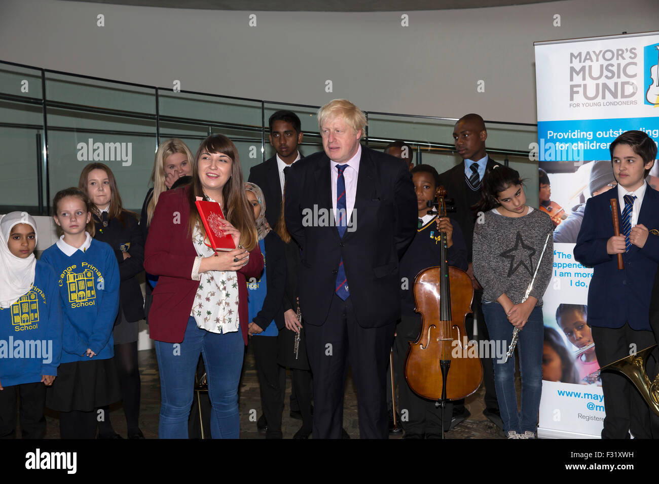 London, UK. 28. September 2015. Der Bürgermeister von London, Boris Johnson und junge Dichterin Laurie Bolger schlossen sich Fans und junge Londoner, die aus den drei Wohltätigkeitsorganisationen er eingerichtet profitiert haben, um die Chancen zu erhöhen und die Lebenschancen für junge Menschen in der Hauptstadt zu verbessern. Bildnachweis: Keith Larby/Alamy Live-Nachrichten Stockfoto