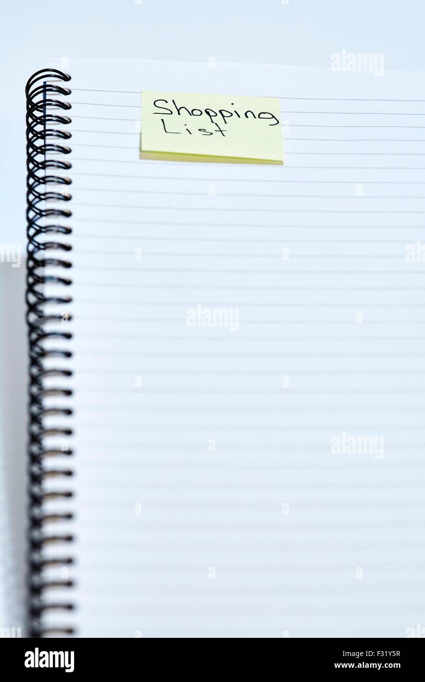 Spiralbindung Notebook Shopping Liste Bleistift Stockfoto