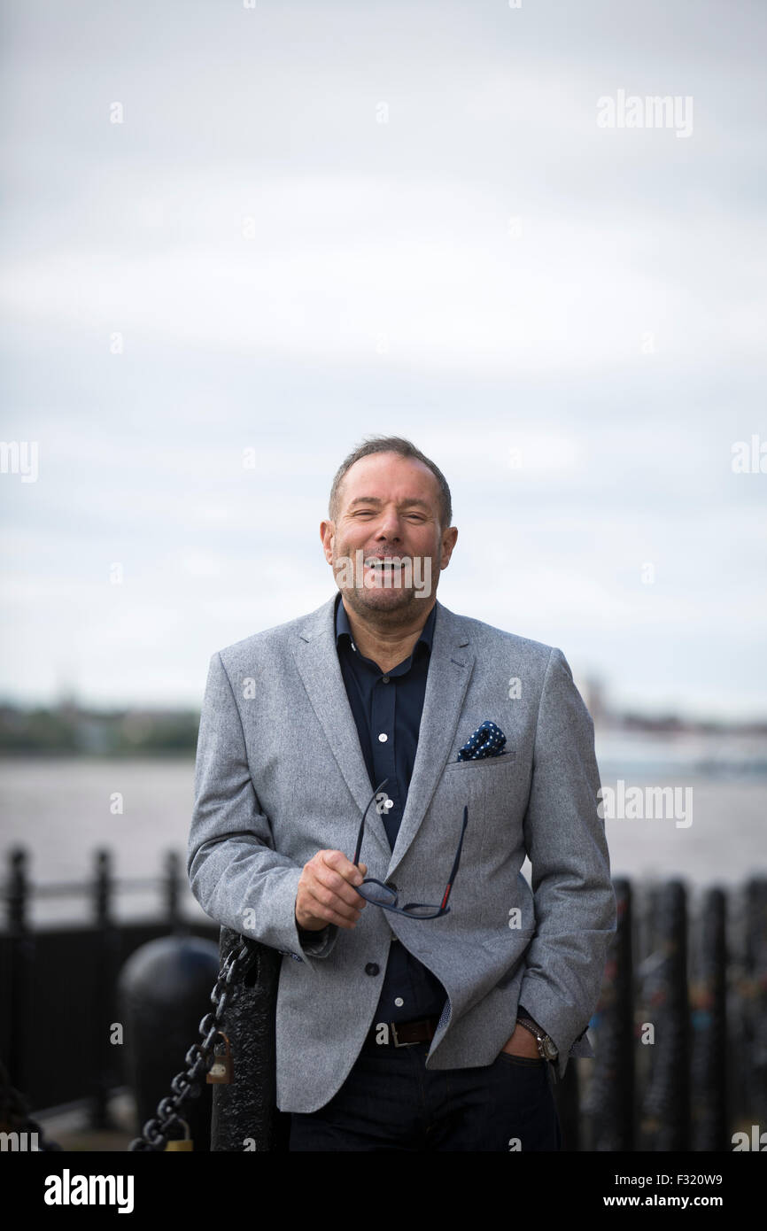 Ehemalige linke britische Politiker, Derek Hatton, in seiner Heimatstadt Liverpool abgebildet. Hatton ist ein ehemaliger Politiker, Sender, Bauträger, Geschäftsmann und after-Dinner-Speaker. Er sammelte nationale Prominenz als Kommunalpolitiker in Liverpool in den 1980er Jahren, wo er war stellvertretender Vorsitzender des Stadtrates, und ein Mitglied der militanten trotzkistischen Gruppe brachte ihn in Konflikt mit der Labour Party und die dann konservative Regierung von Margaret Thatcher. Stockfoto