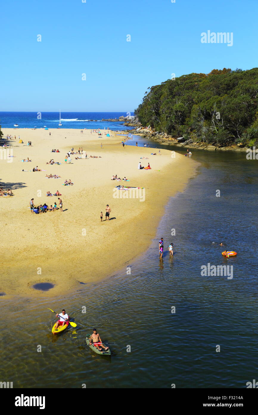 Viele Menschen genießen Wattamolla Lagune und Strand an der Küste von New South Wales südlich von Sydney, in der Royal National Park. Stockfoto