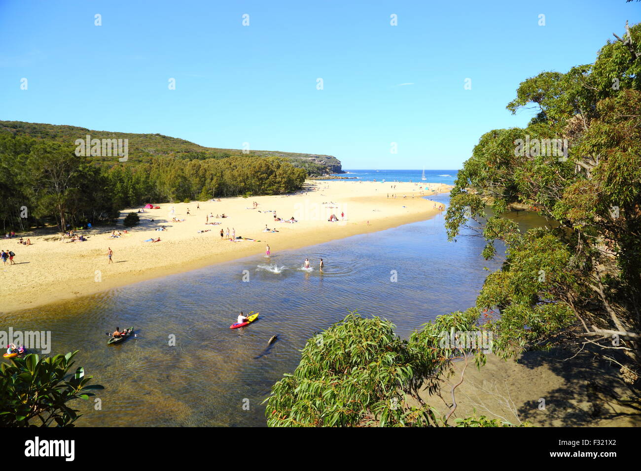 Viele Menschen genießen Wattamolla Lagune und Strand an der Küste von New South Wales südlich von Sydney, in der Royal National Park. Stockfoto