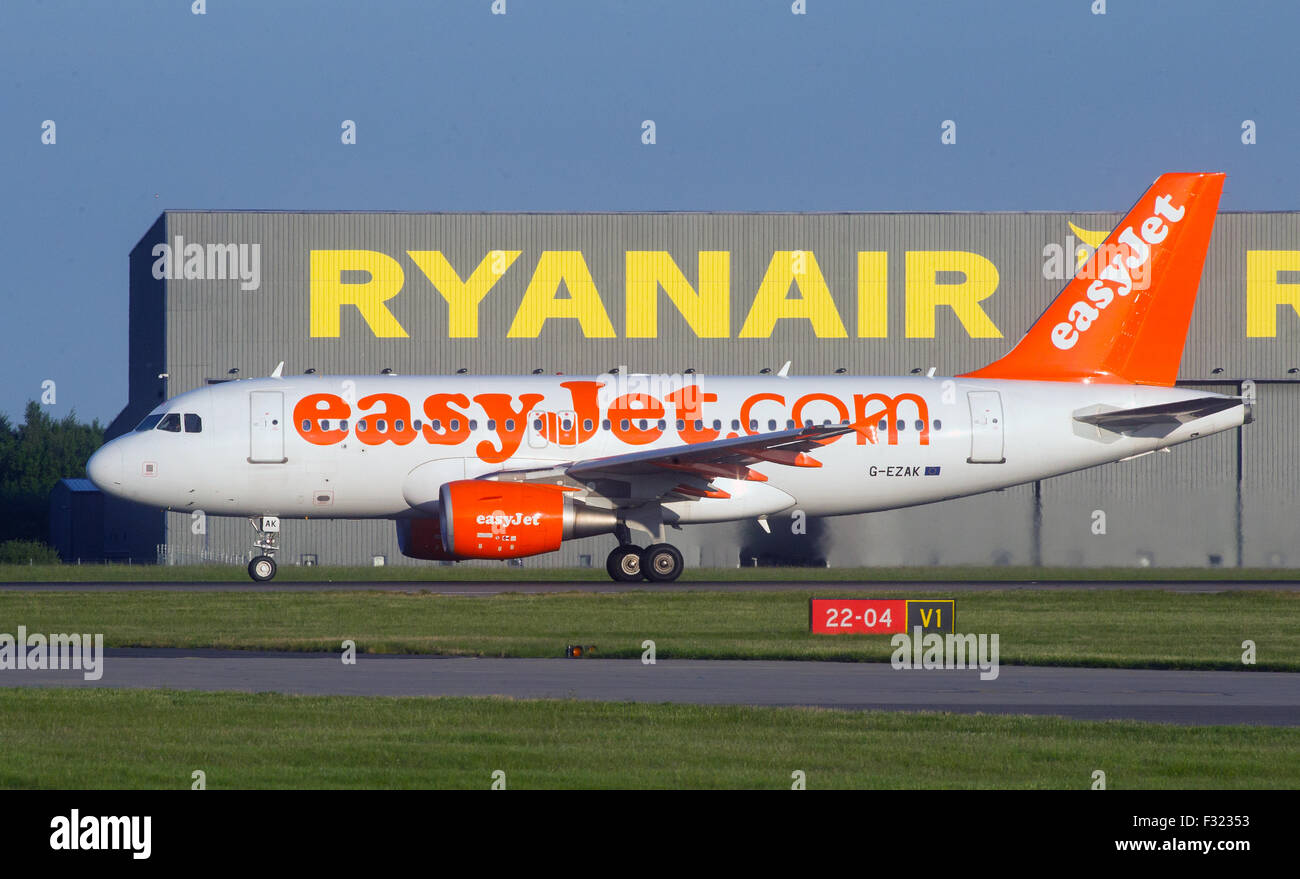 EasyJet Flugzeug G-EZAK, Airbus A319-111 vergeht die Start-und Landebahn am Flughafen Stansted Ryanair hangar Stockfoto