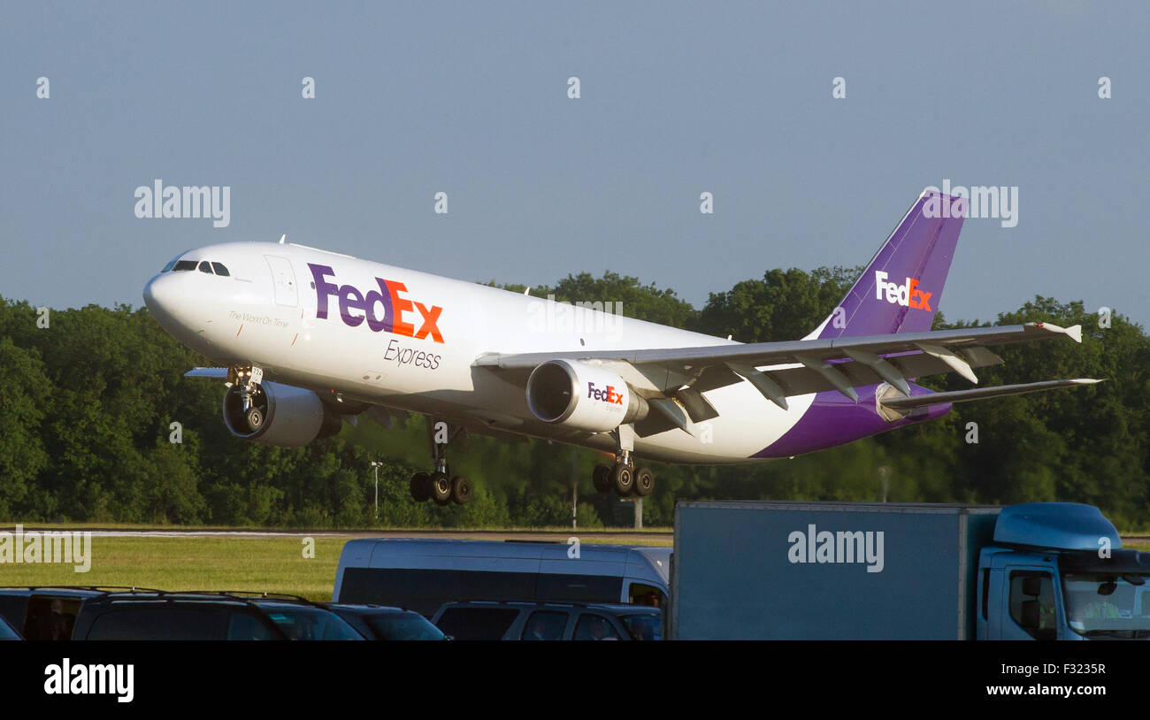 Ein FedEx-Frachtflugzeug landet auf der Landebahn am Flughafen Stansted Stockfoto