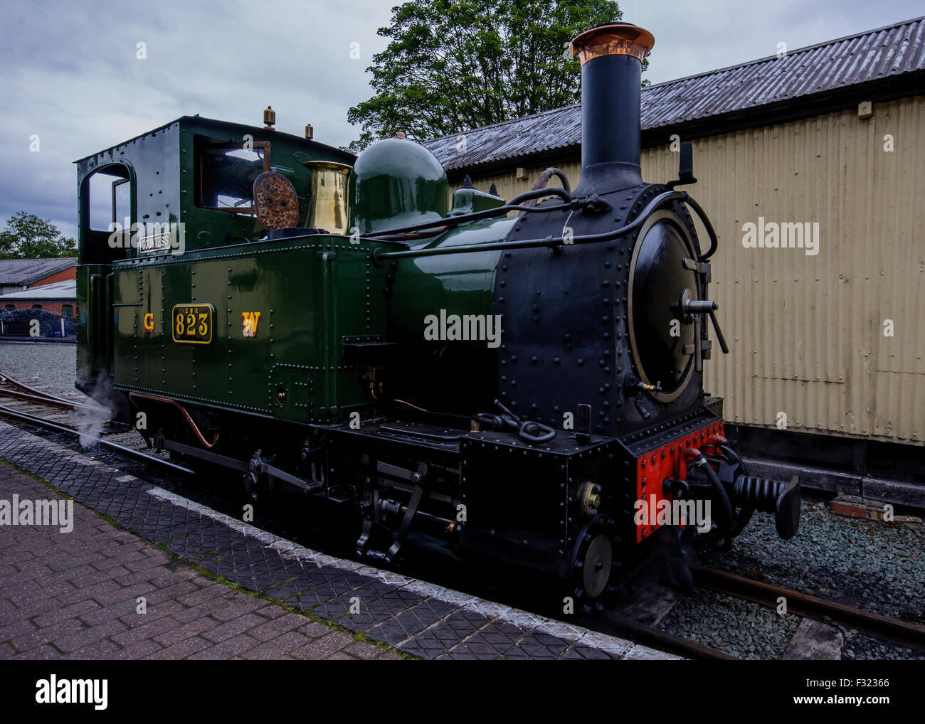 Historische Dampfmaschine auf Llanfair Caereinion Bahnhof, Wales, Vereinigtes Königreich Stockfoto