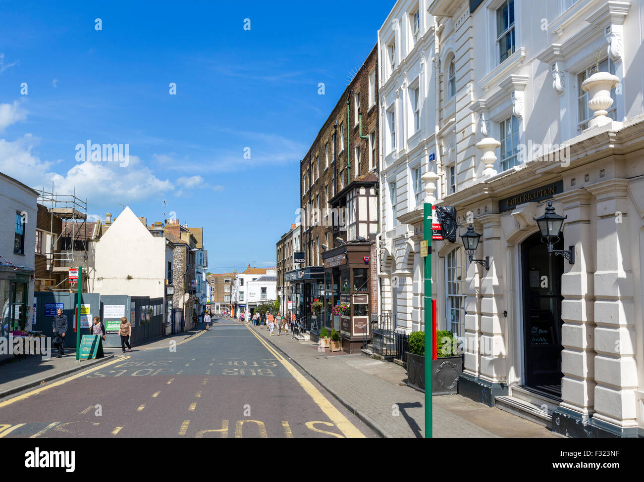 Zeigen Sie auf der Albion-Straße mit der Royal Albion Hotel auf der rechten Seite, Broadstairs, Kent, England, UK an Stockfoto