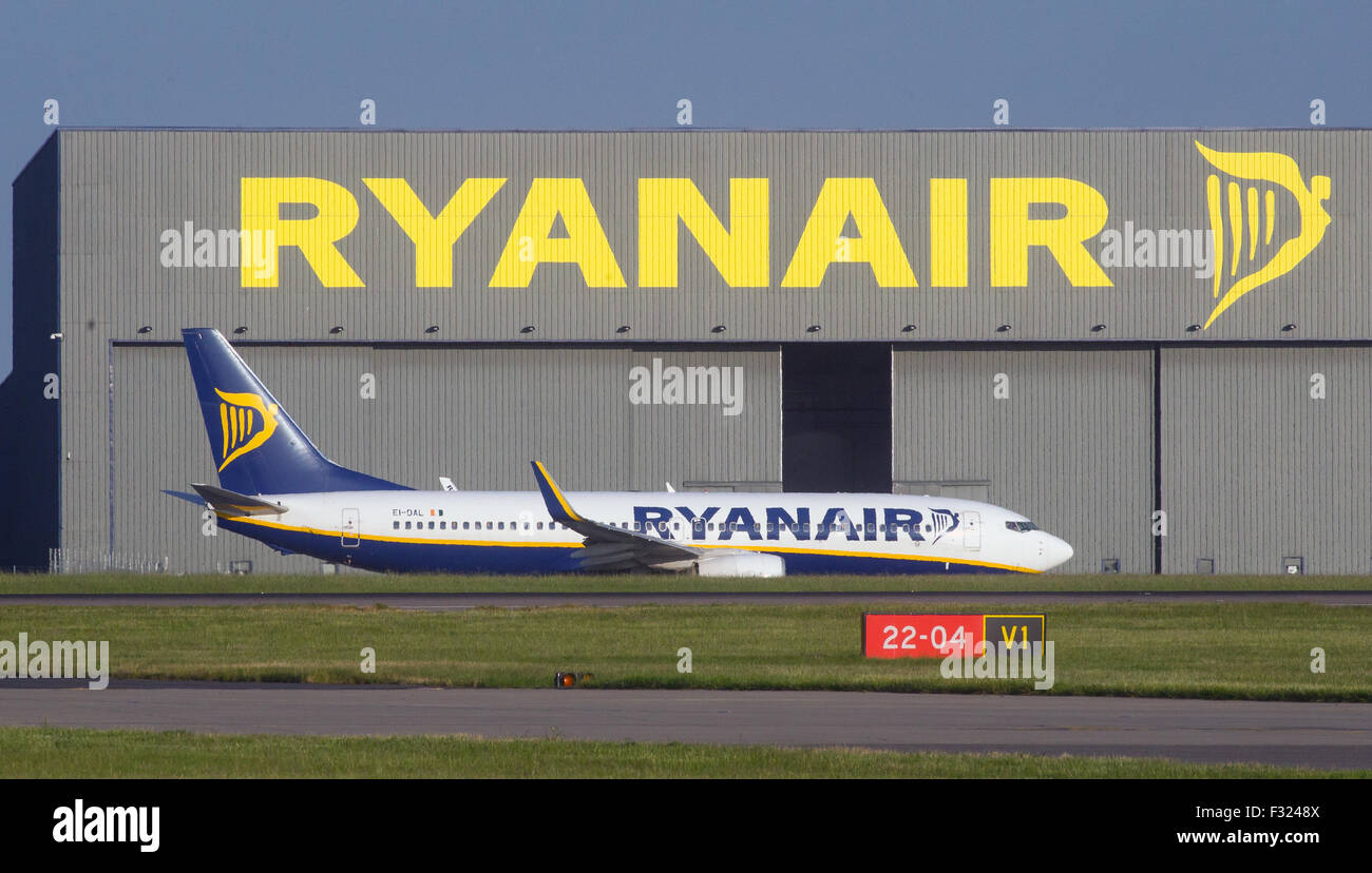 Ryanair-Flugzeug EI-DAL, Boeing 737-8AS auf der Rollbahn am Flughafen Stansted Stockfoto