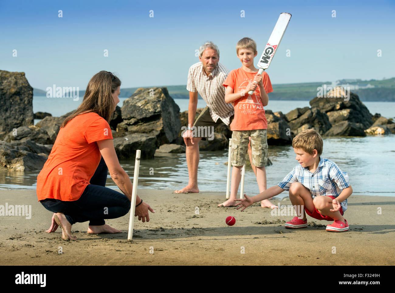 Eine Familie spielen Beach-Cricket in Poppit Sands in der Nähe von St. Dogmaels, Pembrokeshire, Wales UK Stockfoto