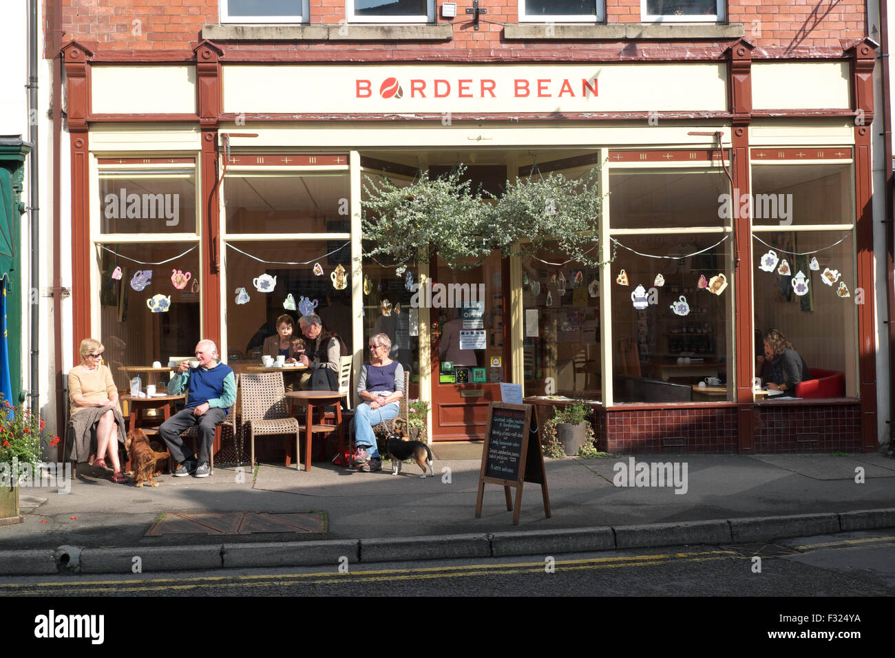 Kington Herefordshire Kunden einige Herbst Sonne außerhalb der Grenze Bean Café genießen. Kington besteht darin, die England-Wales-Grenze. Stockfoto