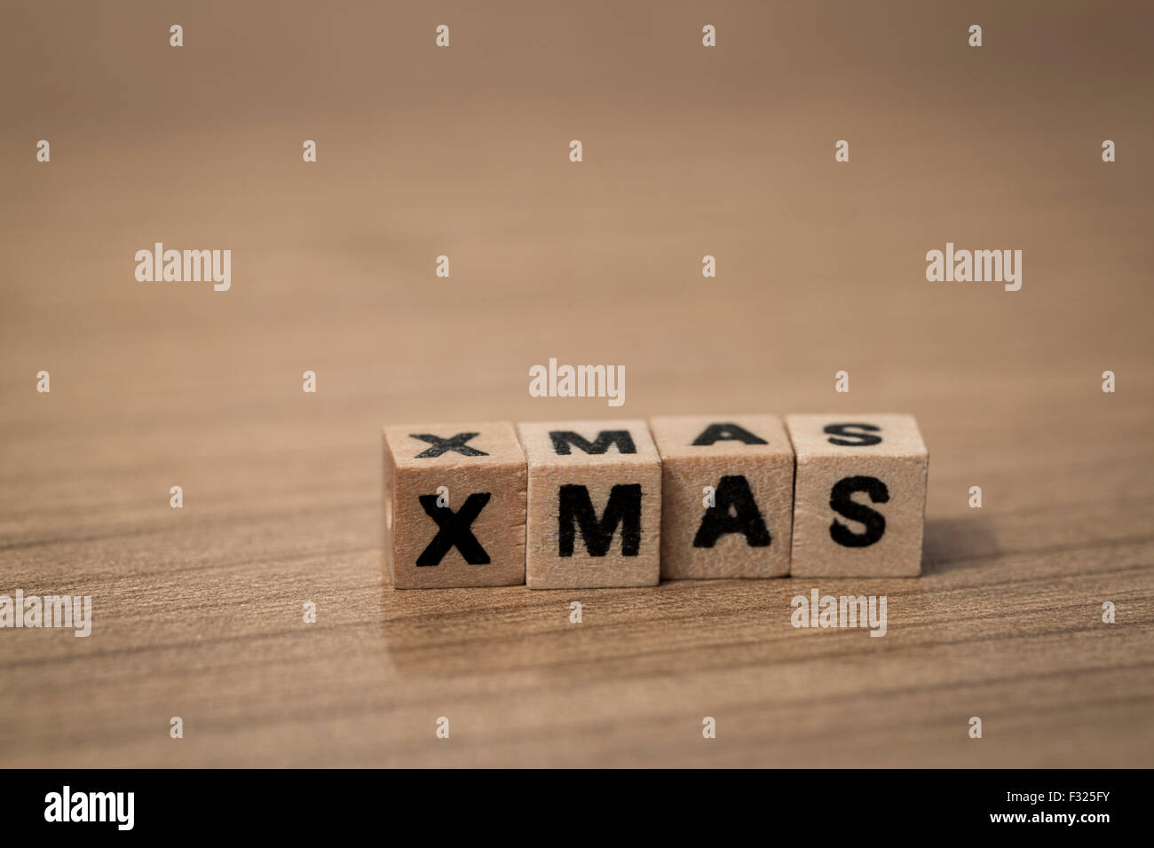 X-mas geschrieben in hölzerne Würfel auf dem Schreibtisch Stockfoto