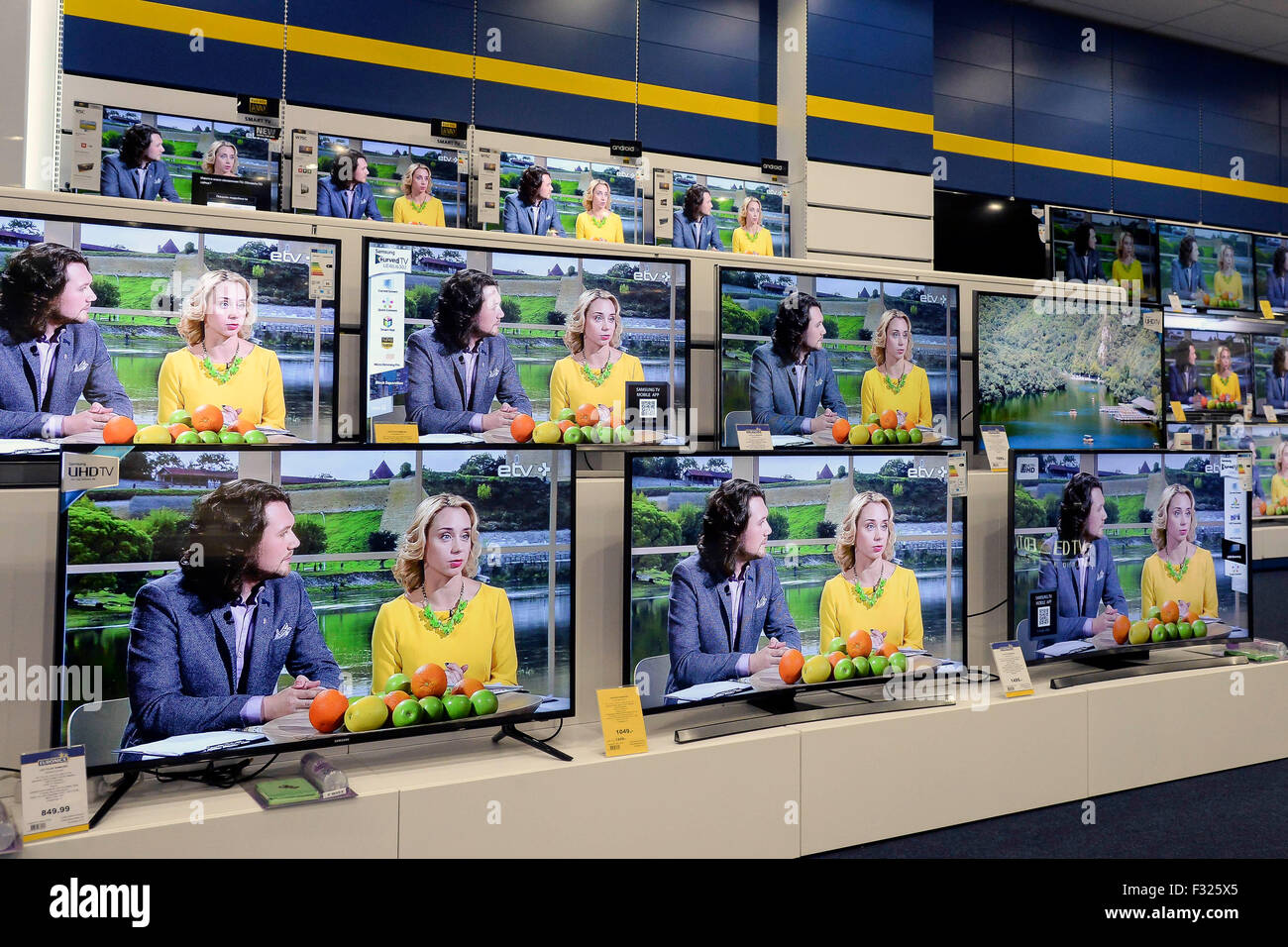 (150928)--NARVA, Sept. 28, 2015(Xinhua)--ein Programm des ETV ist gesehen auf Bildschirmen in einem elektronischen Supermarkt in Narva, die drittgrößte Stadt Estlands mit mehr als 90 Prozent Russisch sprechenden Bevölkerung, am Morgen des 28. September 2015. Die staatlichen estnischen öffentlichen Sender (ERR) begann seine erste immer Vollzeit-TV-Sender in russischer Sprache - ETV um 06:55 (EST) am 28. September 2015, in modernen Estland und im Raum sowie die baltischen Staaten. ERR angekündigt, dass dieser neue Kanal kein Werkzeug für die staatliche Propaganda oder eine Waffe gegen russische staatliche Propaganda. Der neue Kanal ist ein Werkzeug Stockfoto