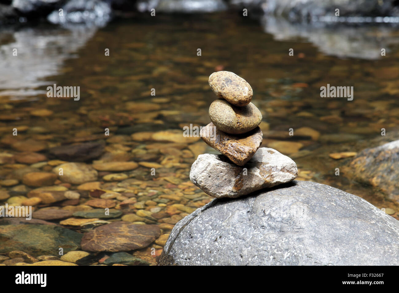 Balance-Steinen am Fluss Küste Stockfoto
