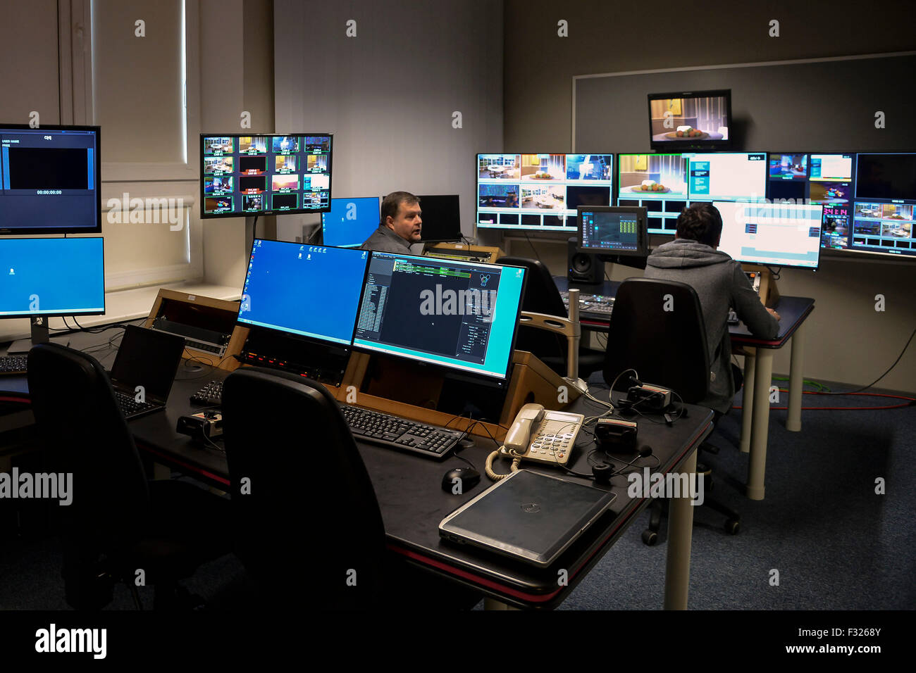 (150928)--NARVA, Sept. 28, 2015(Xinhua)--die wichtigsten Sendezentrums des neuen ETV +, einen neuen Kanal in russischer Sprache des estnischen öffentlich-rechtliche Sender, sieht man in Narva, die drittgrößte Stadt Estlands mit mehr als 90 Prozent Russisch sprechenden Bevölkerung, am Morgen des 28. September 2015. Die staatlichen estnischen öffentlichen Sender (ERR) begann seine erste immer Vollzeit-TV-Sender in russischer Sprache - ETV + um 06:55 (EST) am 28. September 2015, in modernen Estland und im Raum sowie die baltischen Staaten. ERR kündigte an, dass dieser neue Kanal kein Werkzeug für die staatliche Propaganda oder eine Waffe gegen ist Stockfoto