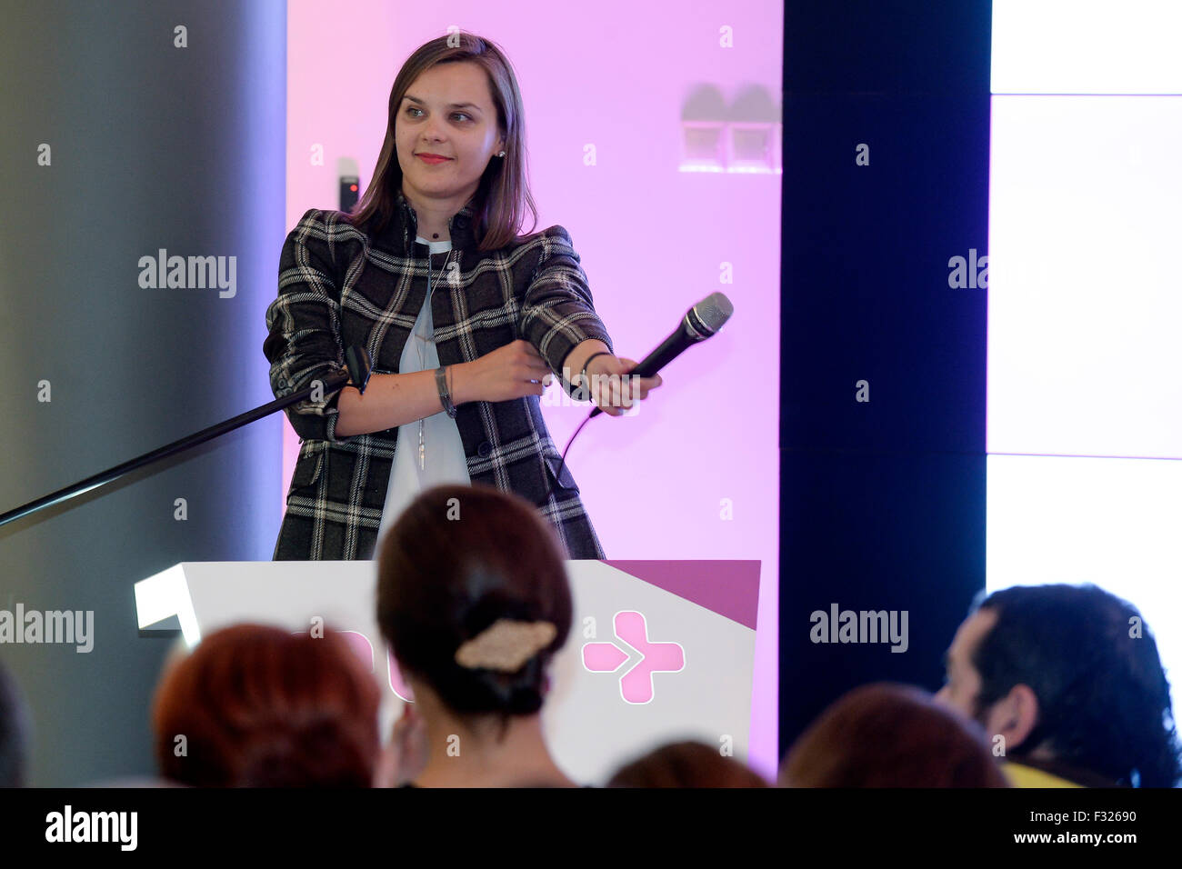 (150928)--NARVA, Sept. 28, 2015(Xinhua) - Chefredakteur Darja Saar des ETV +, einen TV-Kanal in russischer Sprache des estnischen öffentlich-rechtliche Sender, spricht während einer Aktivität, die Einrichtungen des neuen Kanals ETV + in Narva, die drittgrößte Stadt Estlands mit mehr als 90 Prozent einzuführen, Russisch sprechenden Bevölkerung, am Morgen des 28. September 2015. Die staatlichen estnischen öffentlichen Sender (ERR) begann seine erste immer Vollzeit-TV-Sender in russischer Sprache - ETV + um 06:55 (EST) am 28. September 2015, in modernen Estland und im Raum sowie die baltischen Staaten. ERR kündigte an, dass diese neue ch Stockfoto