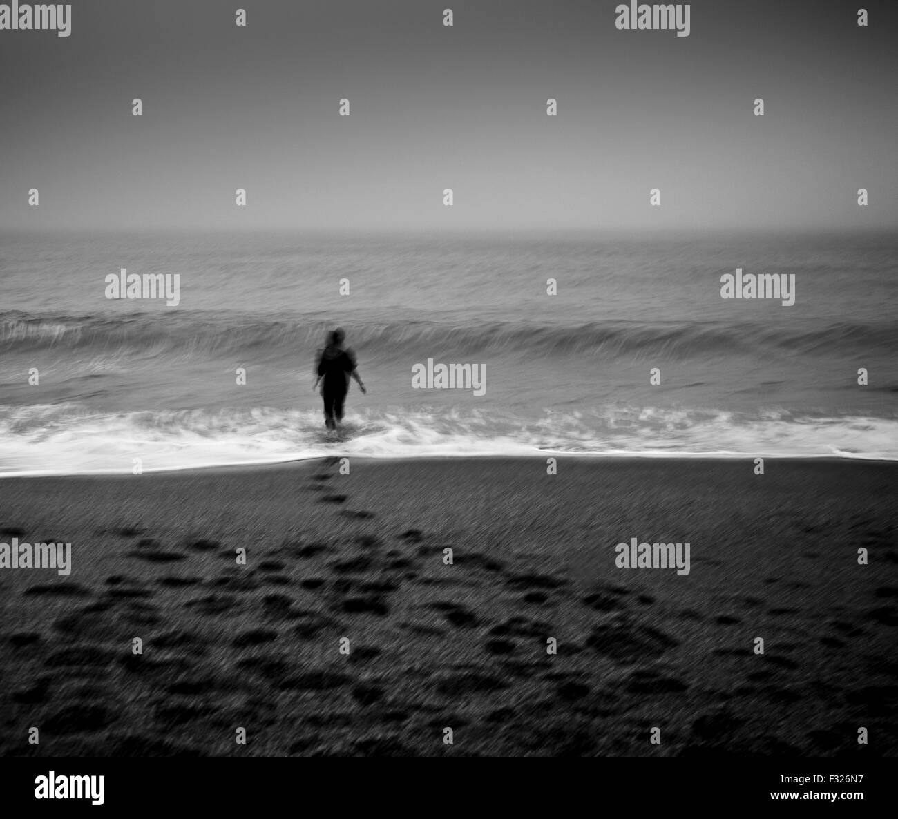 Person, die im Meer steht. Stockfoto