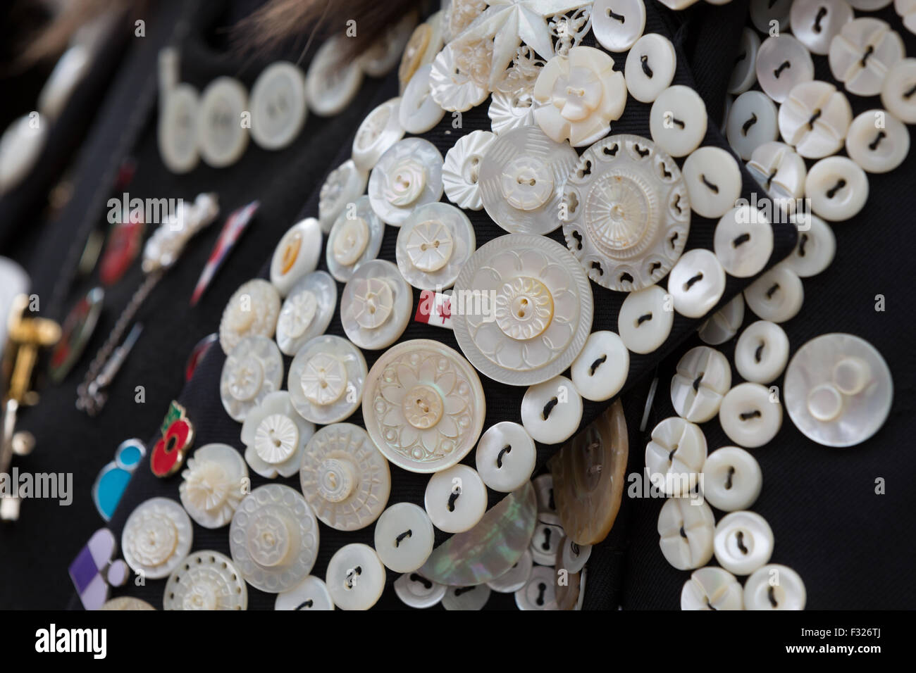 Pearly Kings und Queens feiern das Erntefest, ihre traditionellen Perle-Knopf Anzüge tragen, wie sie von Guildhall zur Kirche St Mary-le-Bow Parade. Stockfoto