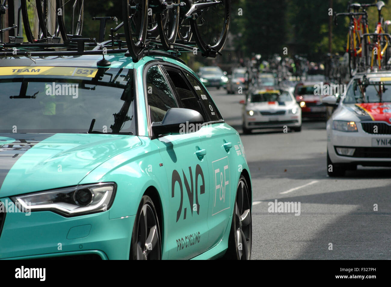 Konvoi von Begleitfahrzeugen für Tour durch Großbritannien Radrennen Stockfoto