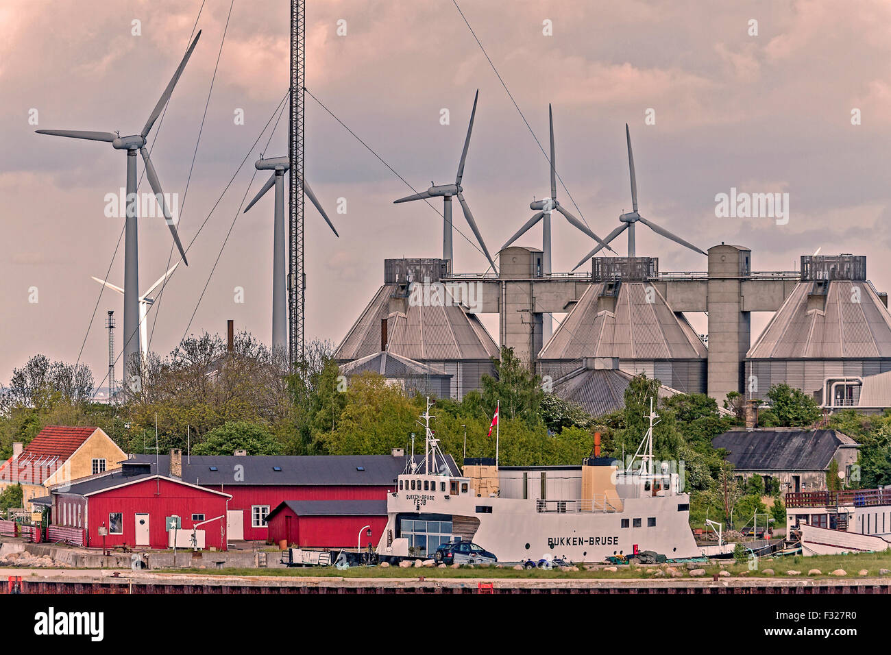 Windgeneratoren und Gebäude im Hafen von Kopenhagen Stockfoto