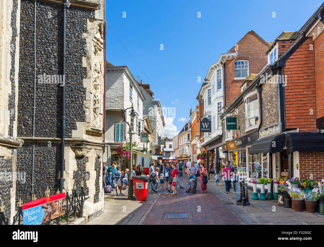 St. Margaret Street in der Innenstadt mit The Canterbury Tales Besucherattraktion links, Canterbury, Kent, England, UK Stockfoto