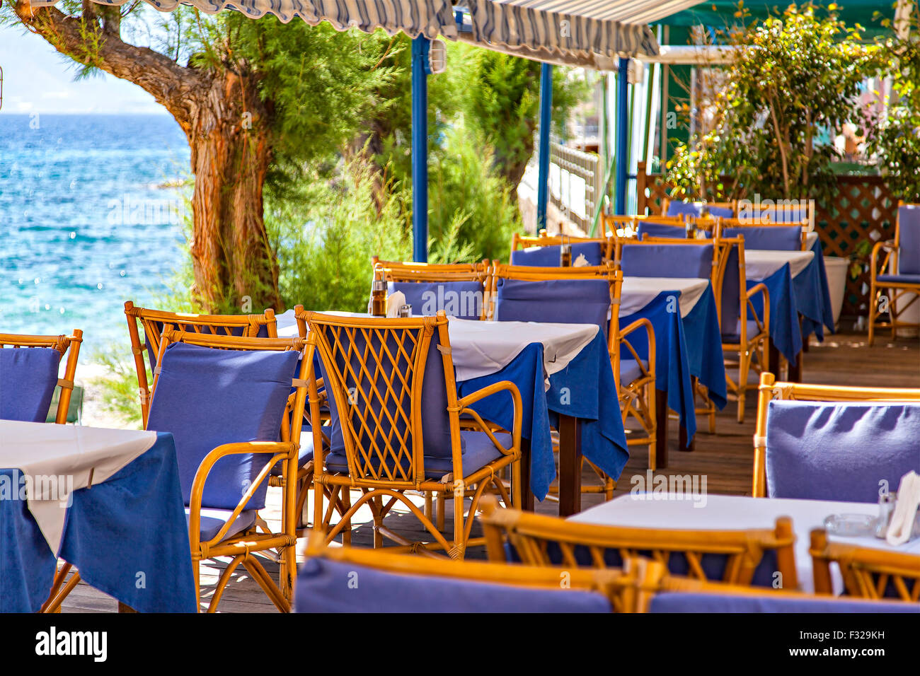 Bild des gemütlichen Strandcafe vorne. Kreta, Griechenland. Stockfoto