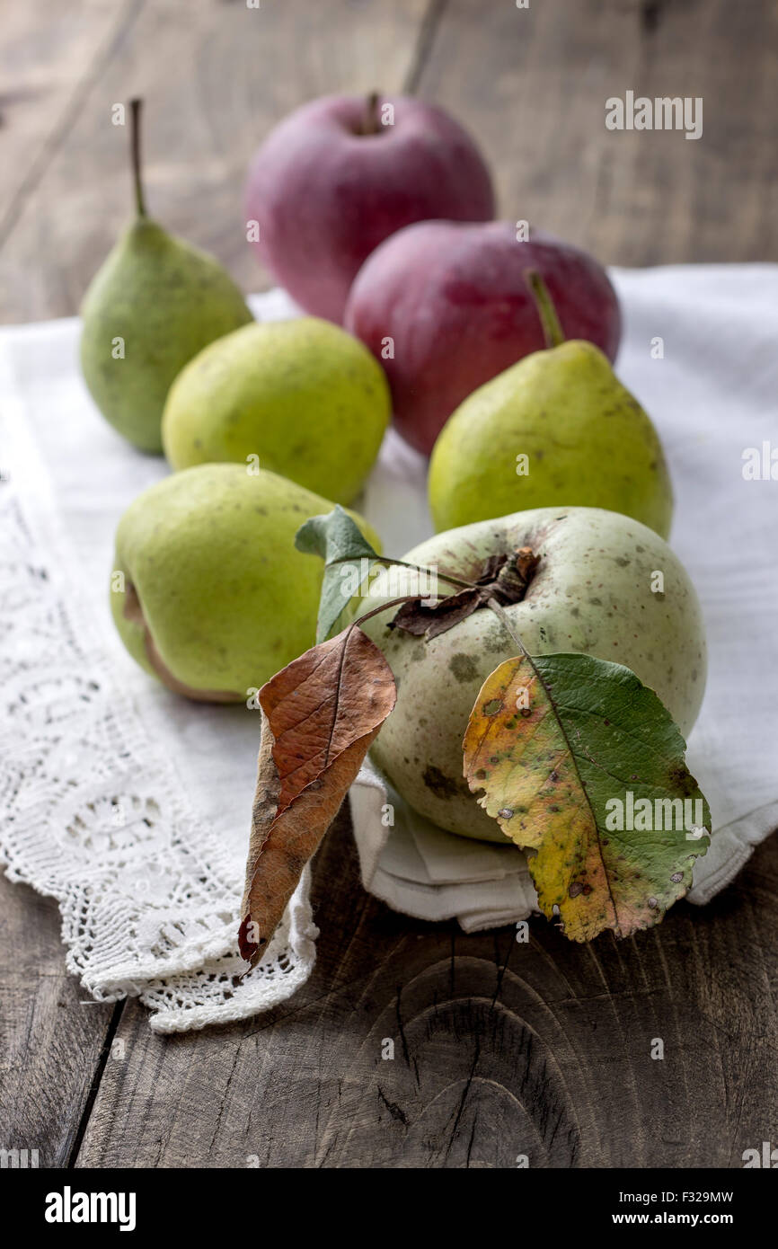 Äpfel und Birnen auf dem rustikalen hölzernen Hintergrund Stockfoto