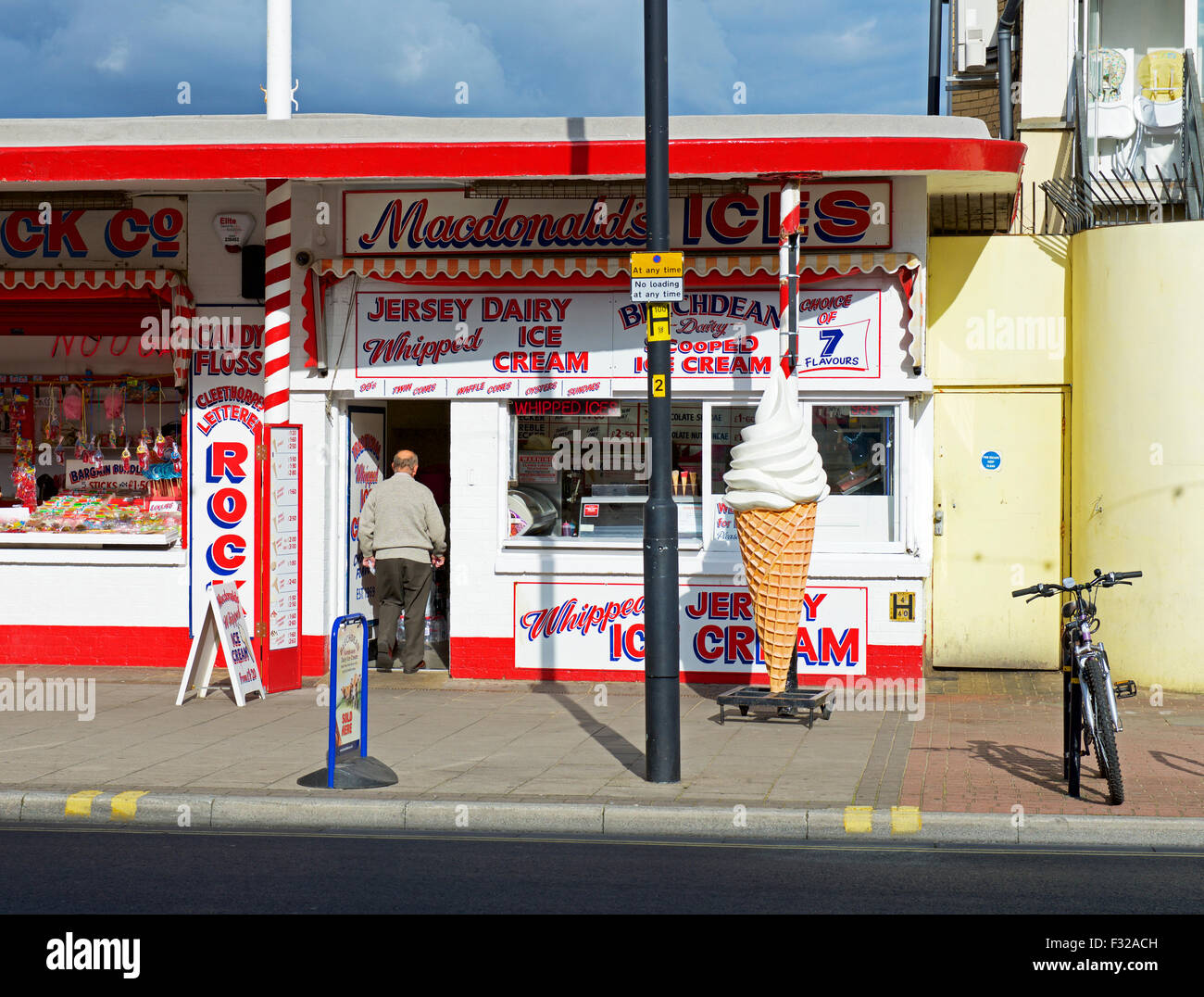 Ice Cream stand im Badeort von Cleethorpes, Lincolnshire England uk gb Vereinigtes Königreich Großbritannien Stockfoto