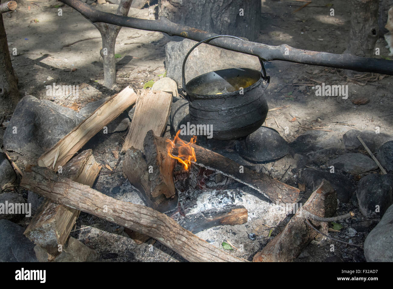 Einen kochenden Topf über dem offenen Feuer, Plimouth Plantage, Plymouth, Massachusetts, USA Stockfoto
