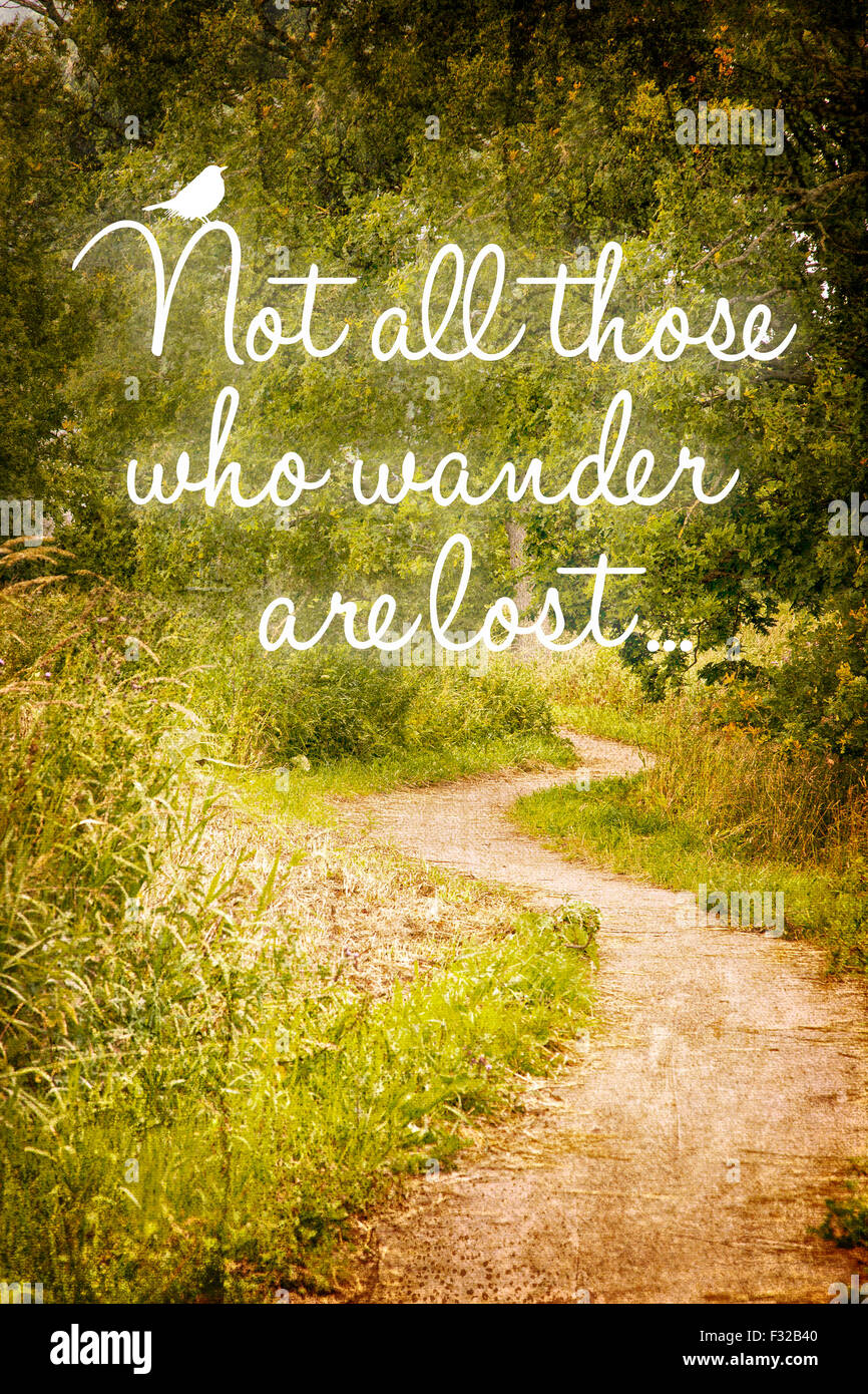 Inspirational zu zitieren, "alle diejenigen, die wandern", auf einem Hintergrund von einem Pfad in den Wald. Stockfoto