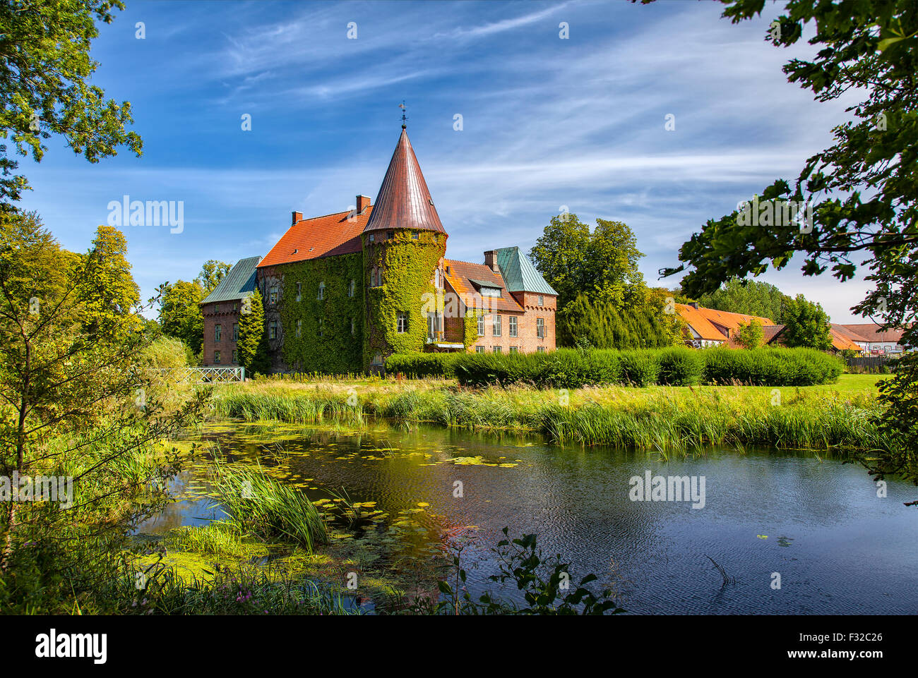 Bild von Ortofta Burg mit Wassergraben und öffentliche Gärten. Scania, Schweden. Stockfoto
