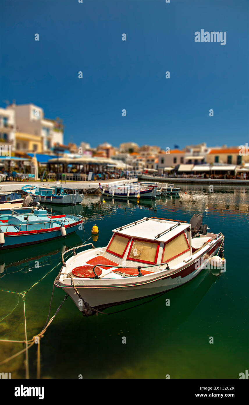 Bild von kleinen Booten in einem Hafen Agios Nikolaos. Kreta, Griechenland. Stockfoto