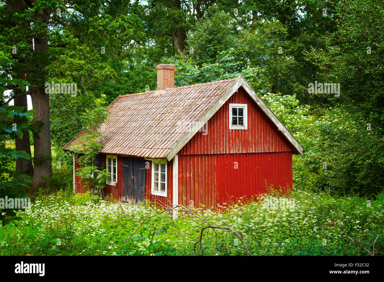 Bild der traditionellen schwedischen roten Holzhaus, in ländlicher Umgebung. Stockfoto