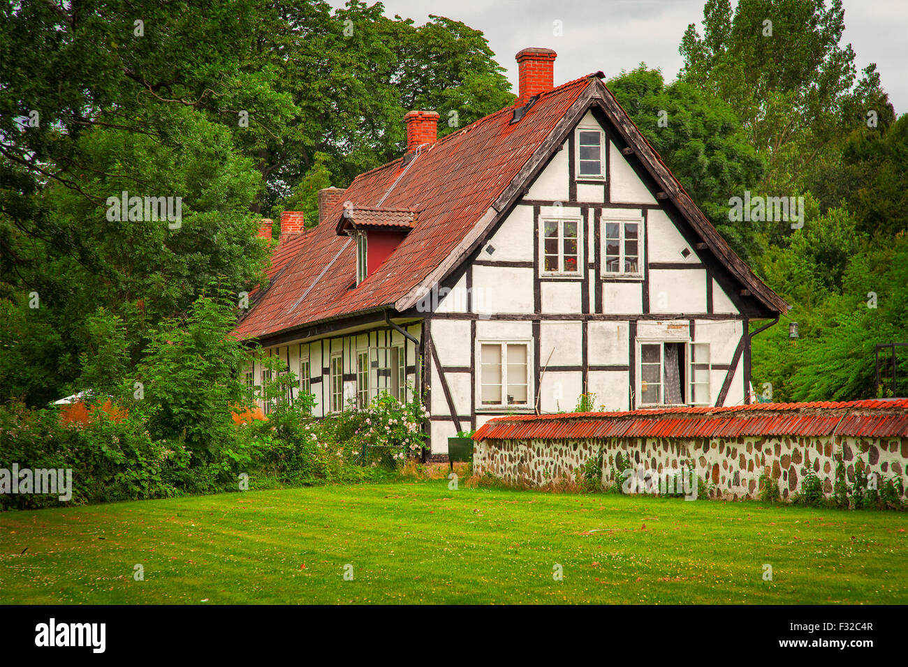 Bild von einem alten Fachwerk-Gebäude, europäischen Stil. Ortofta, Schweden. Stockfoto