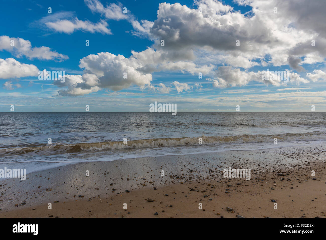 Britische Strand an einem kalten Tag im Sommer Stockfoto